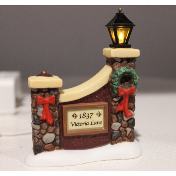 Dept 56 Dickens Village - Victorian Family Christmas House Gift Set - Picture 11 of 11